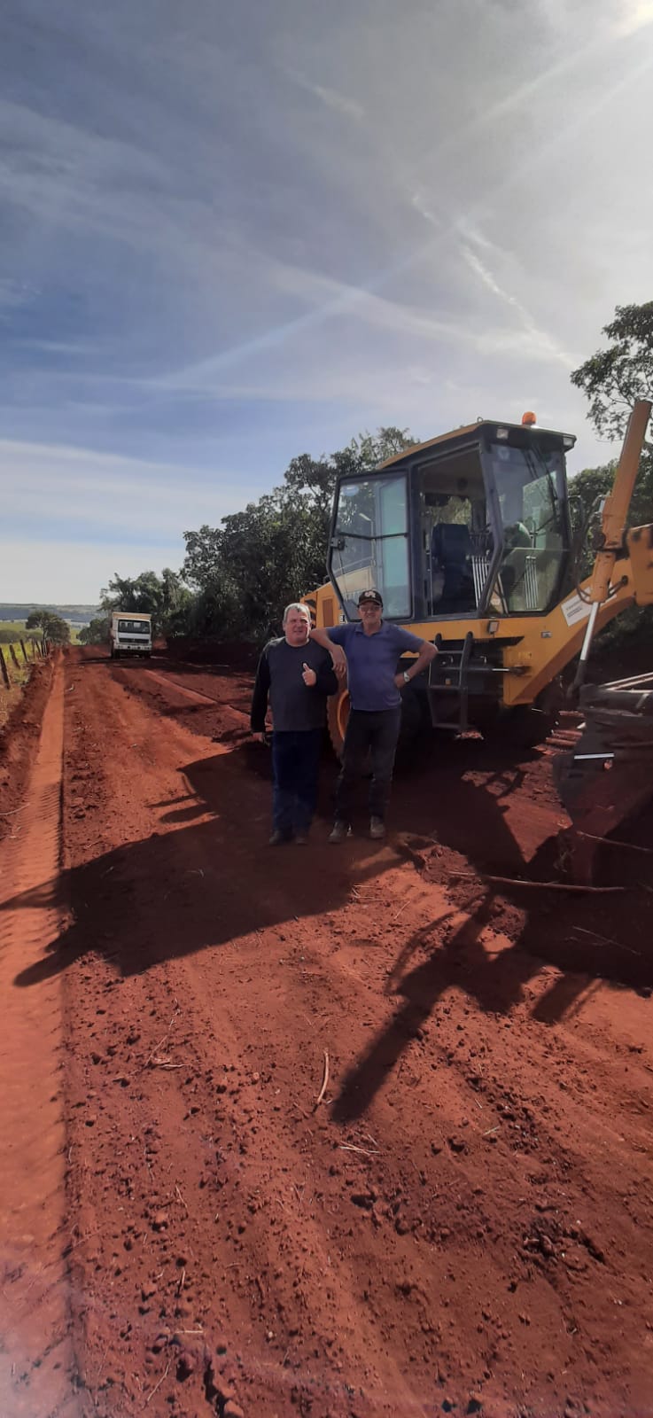 Presidente da Câmara acompanha serviços de reforma de estrada rural